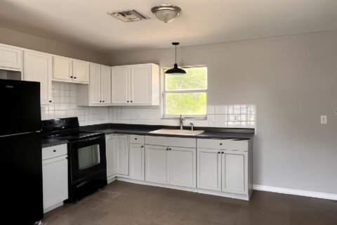 House in Sebring, Florida 2 bedrooms, 94.2 sq.m. № 2209986 - photo 3