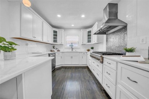 Commercial property in Saint Petersburg, Florida 4 bedrooms, 198.07 sq.m. № 1687755 - photo 9