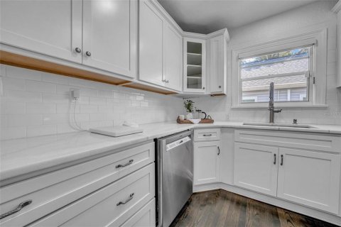 Commercial property in Saint Petersburg, Florida 4 bedrooms, 198.07 sq.m. № 1687755 - photo 11
