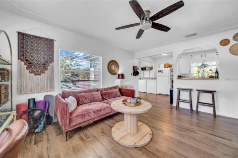 Commercial property in Saint Petersburg, Florida 4 bedrooms, 198.07 sq.m. № 1687755 - photo 29