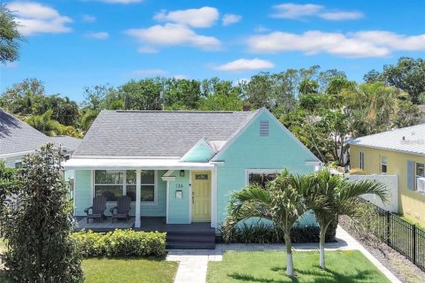 Commercial property in Saint Petersburg, Florida 4 bedrooms, 198.07 sq.m. № 1687755 - photo 3