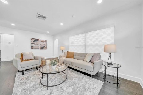Commercial property in Saint Petersburg, Florida 4 bedrooms, 198.07 sq.m. № 1687755 - photo 4