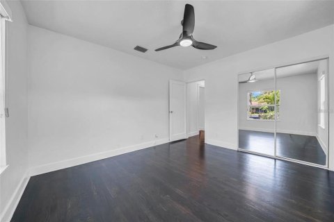 Commercial property in Saint Petersburg, Florida 4 bedrooms, 198.07 sq.m. № 1687755 - photo 20
