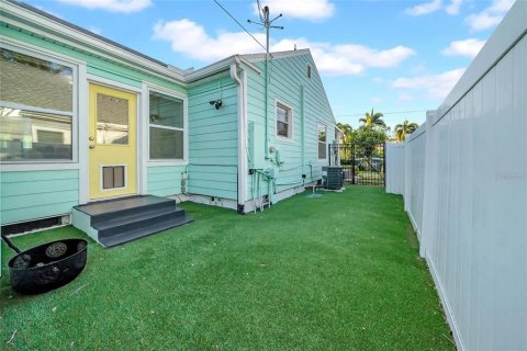 Commercial property in Saint Petersburg, Florida 4 bedrooms, 198.07 sq.m. № 1687755 - photo 24