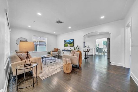 Commercial property in Saint Petersburg, Florida 4 bedrooms, 198.07 sq.m. № 1687755 - photo 5