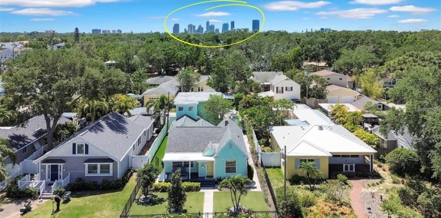Commercial property in Saint Petersburg, Florida 4 bedrooms, 198.07 sq.m. № 1687755
