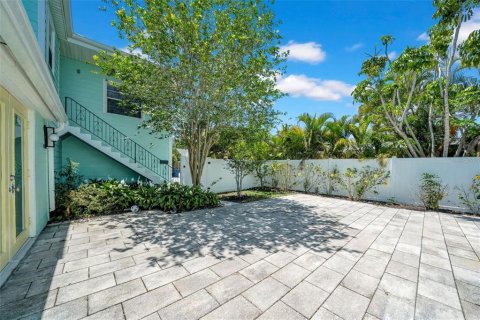 Commercial property in Saint Petersburg, Florida 4 bedrooms, 198.07 sq.m. № 1687755 - photo 25