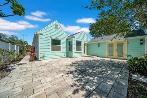 Commercial property in Saint Petersburg, Florida 4 bedrooms, 198.07 sq.m. № 1687755 - photo 23