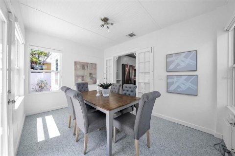 Commercial property in Saint Petersburg, Florida 4 bedrooms, 198.07 sq.m. № 1687755 - photo 13
