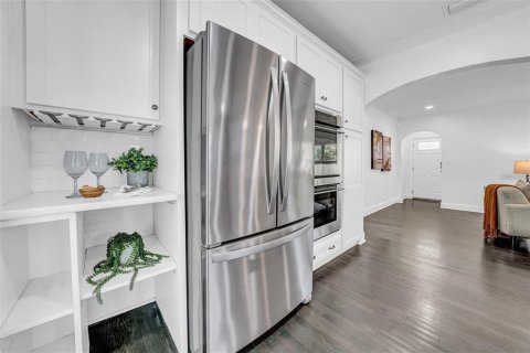 Commercial property in Saint Petersburg, Florida 4 bedrooms, 198.07 sq.m. № 1687755 - photo 12