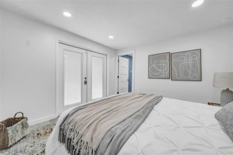 Commercial property in Saint Petersburg, Florida 4 bedrooms, 198.07 sq.m. № 1687755 - photo 16