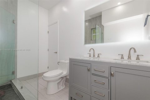 House in Miami, Florida 6 bedrooms, 197.88 sq.m. № 1940167 - photo 28