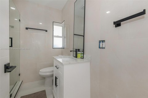 House in Miami, Florida 6 bedrooms, 197.88 sq.m. № 1940167 - photo 20