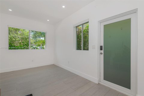 House in Miami, Florida 6 bedrooms, 197.88 sq.m. № 1940167 - photo 24