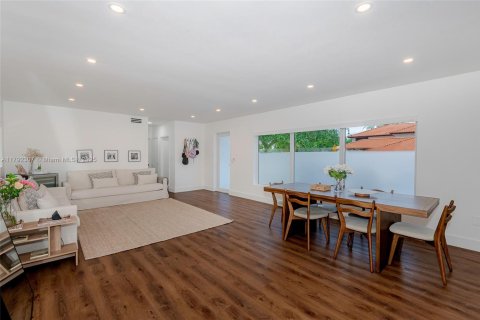 House in Miami, Florida 6 bedrooms, 197.88 sq.m. № 1940167 - photo 11