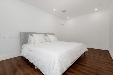 House in Miami, Florida 6 bedrooms, 197.88 sq.m. № 1940167 - photo 14