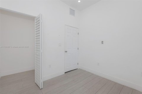 House in Miami, Florida 6 bedrooms, 197.88 sq.m. № 1940167 - photo 26