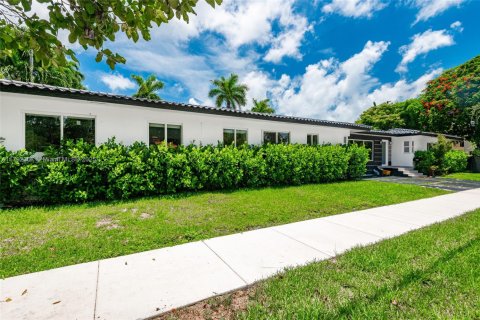 House in Miami, Florida 6 bedrooms, 197.88 sq.m. № 1940167 - photo 2