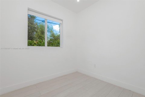 House in Miami, Florida 6 bedrooms, 197.88 sq.m. № 1940167 - photo 27