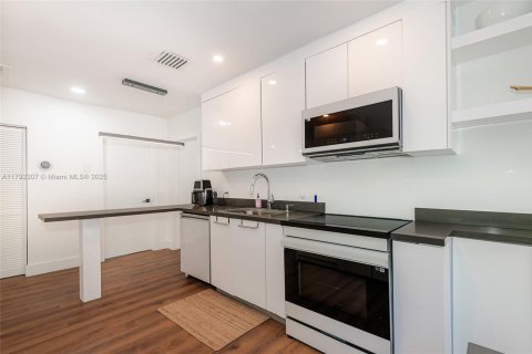 House in Miami, Florida 6 bedrooms, 197.88 sq.m. № 1940167 - photo 3