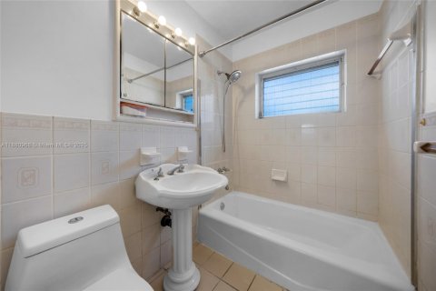 House in North Miami Beach, Florida 3 bedrooms, 142.88 sq.m. № 1949754 - photo 16