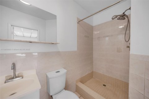 House in North Miami Beach, Florida 3 bedrooms, 142.88 sq.m. № 1949754 - photo 15