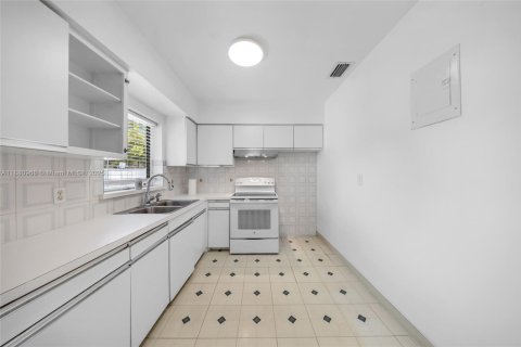 House in North Miami Beach, Florida 3 bedrooms, 142.88 sq.m. № 1949754 - photo 10