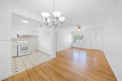House in North Miami Beach, Florida 3 bedrooms, 142.88 sq.m. № 1949754 - photo 13