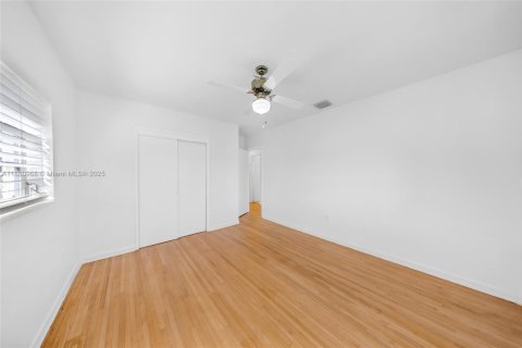 House in North Miami Beach, Florida 3 bedrooms, 142.88 sq.m. № 1949754 - photo 21