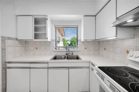 House in North Miami Beach, Florida 3 bedrooms, 142.88 sq.m. № 1949754 - photo 12