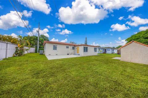 House in North Miami Beach, Florida 3 bedrooms, 142.88 sq.m. № 1949754 - photo 28