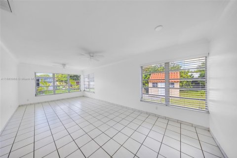 House in North Miami Beach, Florida 3 bedrooms, 142.88 sq.m. № 1949754 - photo 24