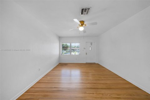 House in North Miami Beach, Florida 3 bedrooms, 142.88 sq.m. № 1949754 - photo 7