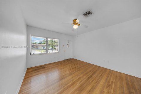 House in North Miami Beach, Florida 3 bedrooms, 142.88 sq.m. № 1949754 - photo 8