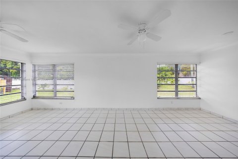 House in North Miami Beach, Florida 3 bedrooms, 142.88 sq.m. № 1949754 - photo 26