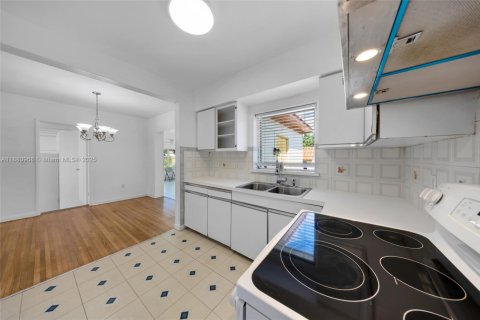 House in North Miami Beach, Florida 3 bedrooms, 142.88 sq.m. № 1949754 - photo 11