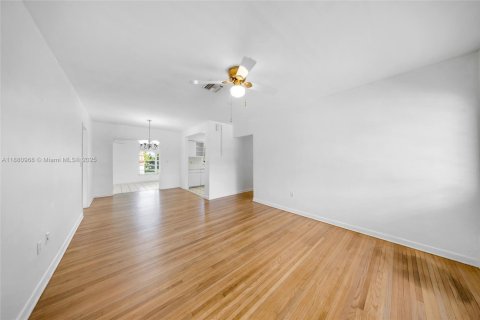 House in North Miami Beach, Florida 3 bedrooms, 142.88 sq.m. № 1949754 - photo 5
