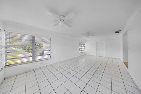 House in North Miami Beach, Florida 3 bedrooms, 142.88 sq.m. № 1949754 - photo 25