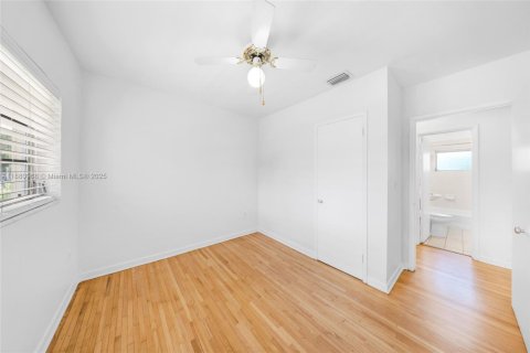 House in North Miami Beach, Florida 3 bedrooms, 142.88 sq.m. № 1949754 - photo 18