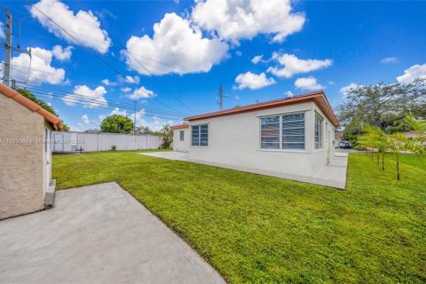 House in North Miami Beach, Florida 3 bedrooms, 142.88 sq.m. № 1949754 - photo 30