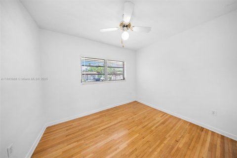House in North Miami Beach, Florida 3 bedrooms, 142.88 sq.m. № 1949754 - photo 17
