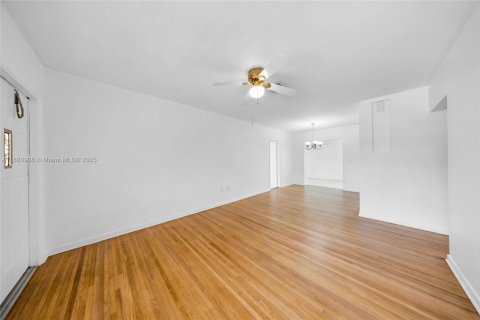 House in North Miami Beach, Florida 3 bedrooms, 142.88 sq.m. № 1949754 - photo 9