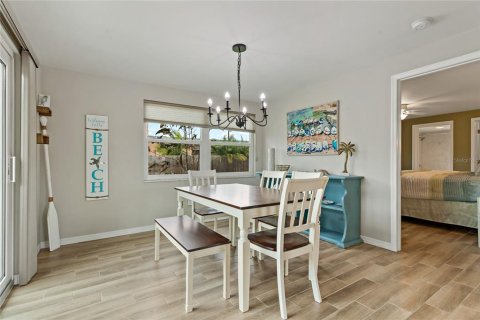 House in Sarasota, Florida 3 bedrooms, 141.58 sq.m. № 426613 - photo 13