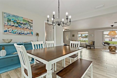 House in Sarasota, Florida 3 bedrooms, 141.58 sq.m. № 426613 - photo 14