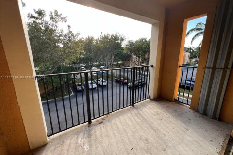 Condo in Miramar, Florida, 2 bedrooms № 2154915 - photo 16