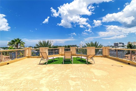 Villa ou maison à louer à Fort Lauderdale, Floride: 9 chambres, 2021.18 m2 № 1935151 - photo 15