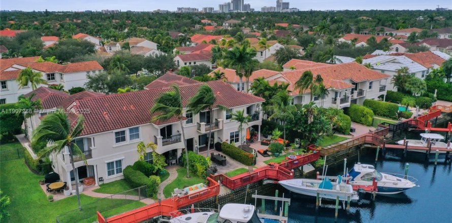 Townhouse in Hollywood, Florida 3 bedrooms, 197.51 sq.m. № 2013132