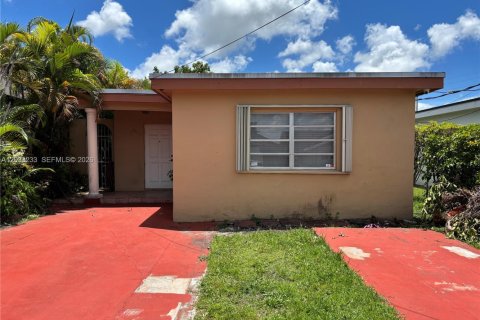 House in Miami, Florida 4 bedrooms, 159.88 sq.m. № 2077650 - photo 2