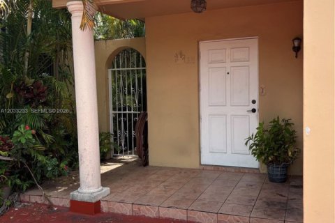 House in Miami, Florida 4 bedrooms, 159.88 sq.m. № 2077650