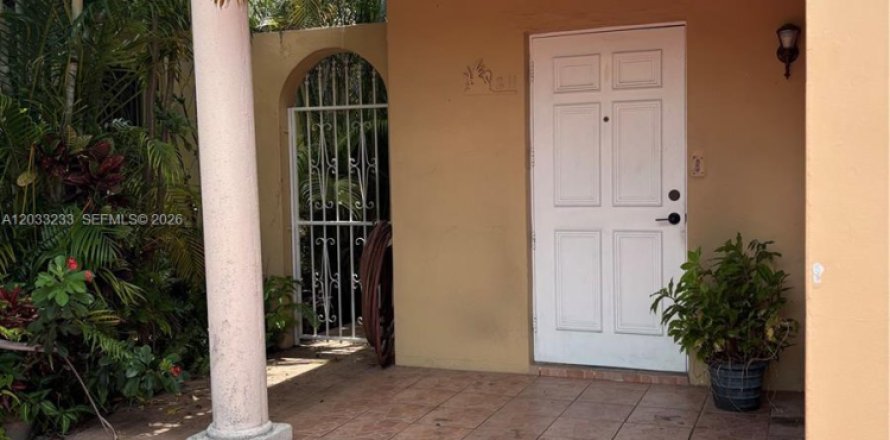 House in Miami, Florida 4 bedrooms, 159.88 sq.m. № 2077650